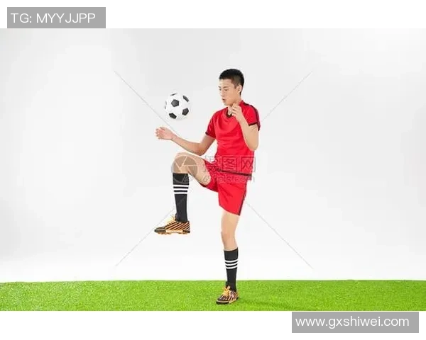 足球明星挑战颠球投篮技巧展现运动魅力与精准配合的精彩瞬间